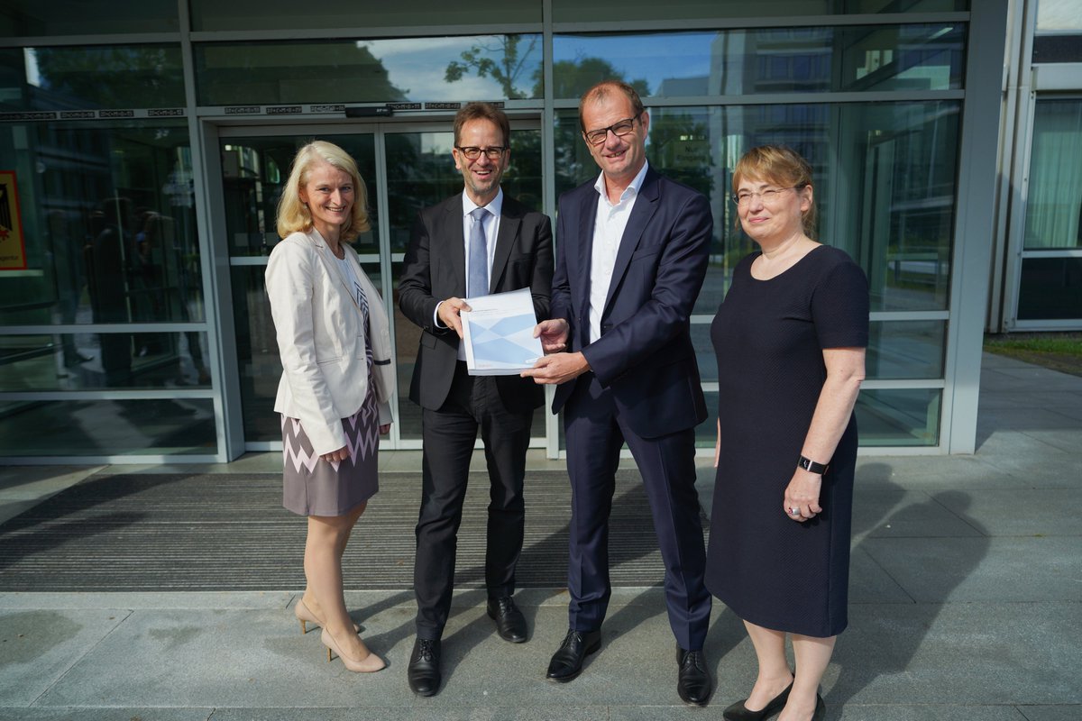 50Hertzcom's tweet image. (1/2) Unser #50Hertz-CEO nahm heute den Planfeststellungsbeschluss von @BNetzA-Präsident @Klaus_Mueller für die Verstärkung der #Stromleitung zwischen Weida &amp;amp; Remptendorf entgegen. Ein weiterer wichtiger Schritt in Richtung 100 Prozent #ErneuerbareEnergien. #100Prozentbis2032