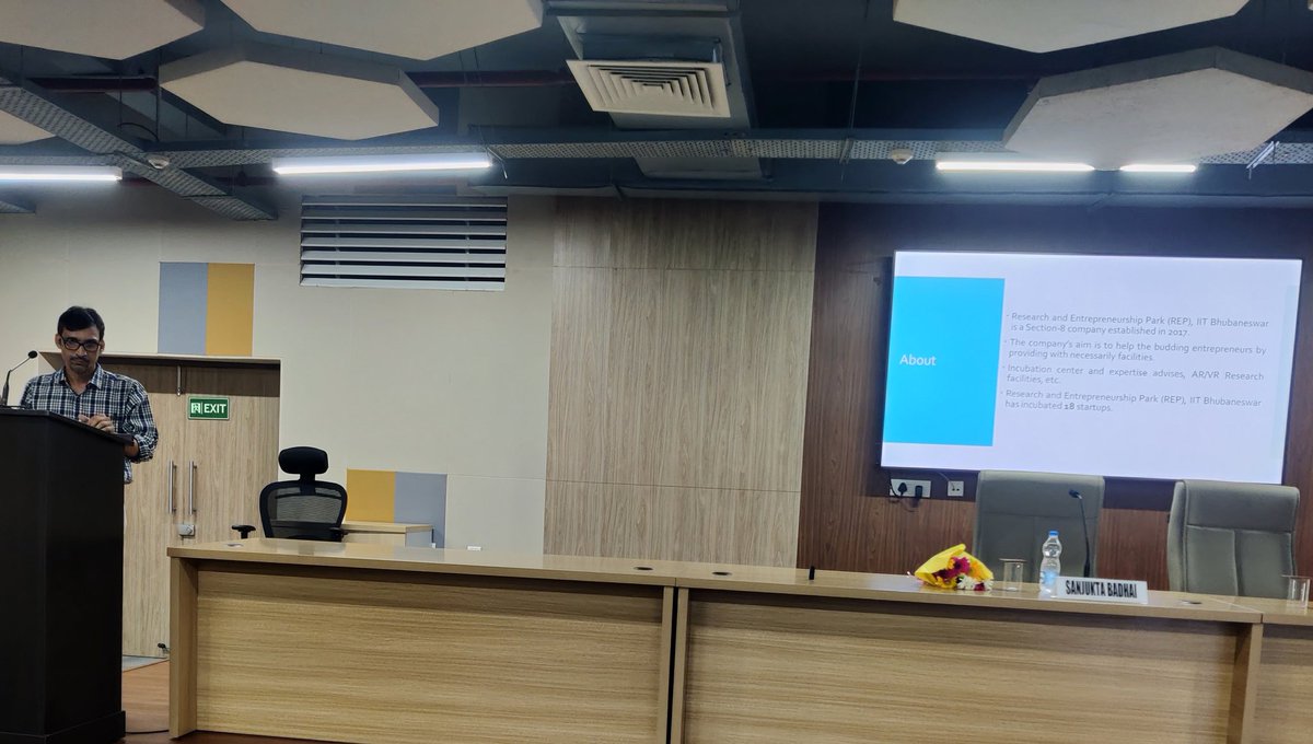 startup_odisha's tweet photo. Dr. DP Dogra, Associate Professor of @iitbbs and Director at IITB-REP talks at AIKYAM about plug &amp; play office space at affordable rates, AR-VR centric incubation facility. In recent times, they have conducted Hackathons &amp; workshops. 

#incubatorsmeet #AugmentedReality https://t.co/WRgtLTKXAy
