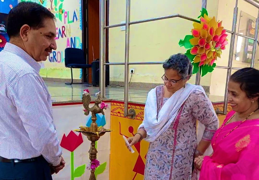 Dir_Education's tweet image. Vice chancellor of #DSEU Prof. (Dr.) Niharika Vohra oriented #BusinessBlasters on the incubation cell, which has been set up under the @dseu_official at Govt. Co-Ed Sarvodaya Vidyalaya, Dwarka Sec-17.
DSEU offers a uniquely designed practical learning to make you future ready!