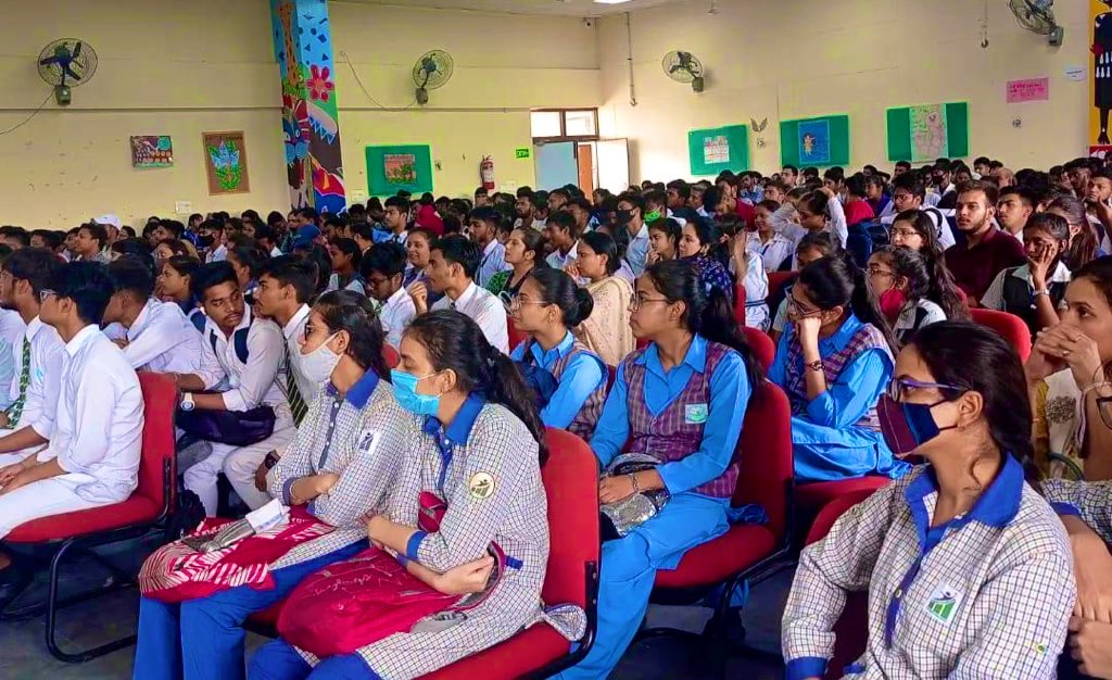 Dir_Education's tweet image. Vice chancellor of #DSEU Prof. (Dr.) Niharika Vohra oriented #BusinessBlasters on the incubation cell, which has been set up under the @dseu_official at Govt. Co-Ed Sarvodaya Vidyalaya, Dwarka Sec-17.
DSEU offers a uniquely designed practical learning to make you future ready!