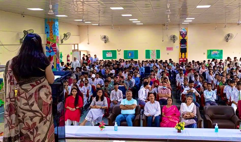 Dir_Education's tweet image. Vice chancellor of #DSEU Prof. (Dr.) Niharika Vohra oriented #BusinessBlasters on the incubation cell, which has been set up under the @dseu_official at Govt. Co-Ed Sarvodaya Vidyalaya, Dwarka Sec-17.
DSEU offers a uniquely designed practical learning to make you future ready!