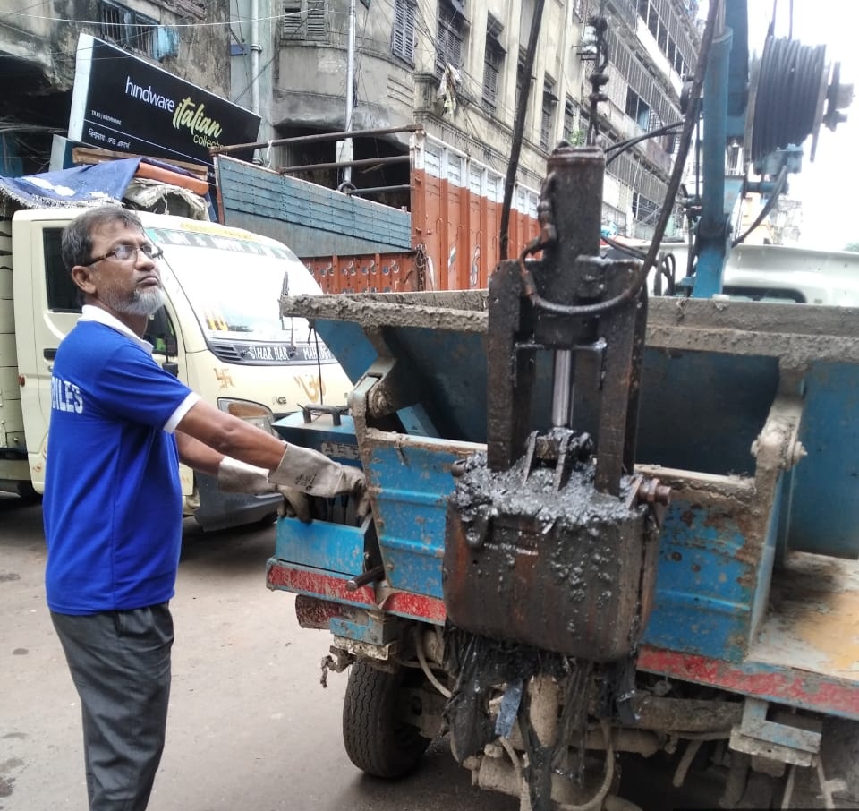 kmc_kolkata's tweet photo. Desilting work being carried out by our drainage department across the city.

#DesiltingByKMC #KMConDuty https://t.co/u8sDHYg6TA