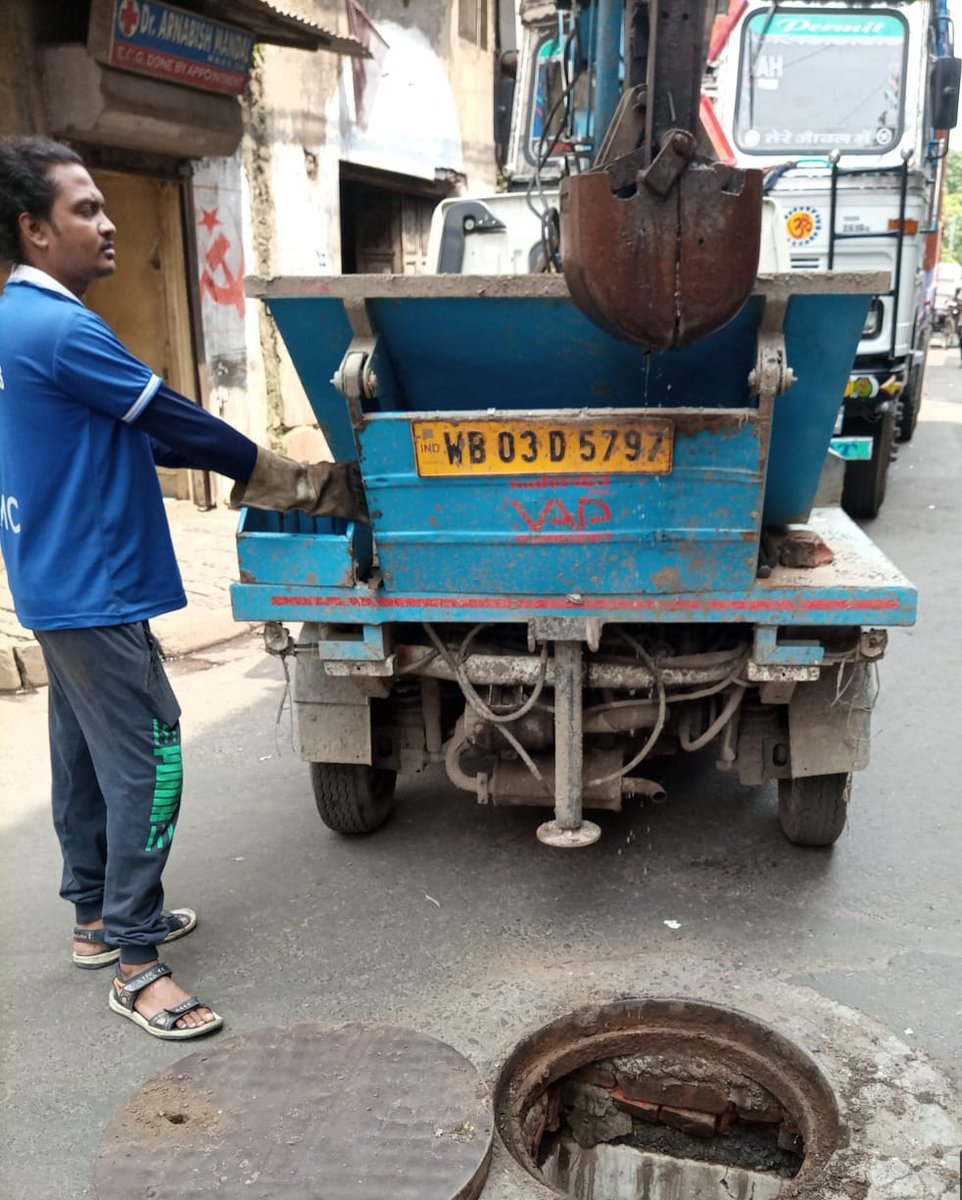 kmc_kolkata's tweet photo. Desilting work being carried out by our drainage department across the city.

#DesiltingByKMC #KMConDuty https://t.co/u8sDHYg6TA