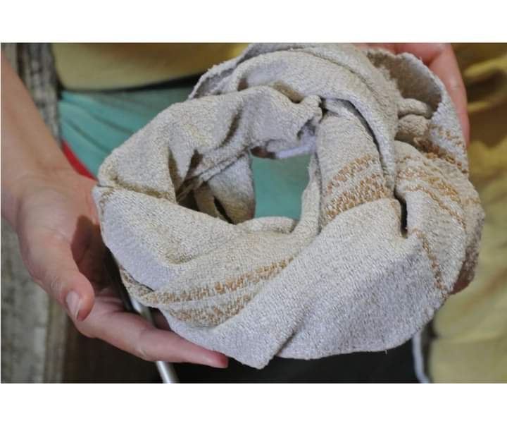 Do you know what this coiled towel is? Well, an 𝗼𝗯𝗹𝗮𝗻𝗶𝗰. 
It was putting on the top of the head helping women in the Hateg Country carry heavy things. 
A basket, basin, or a kneading trough with laundry, barely picked fruit were easier to transport in this way by women.