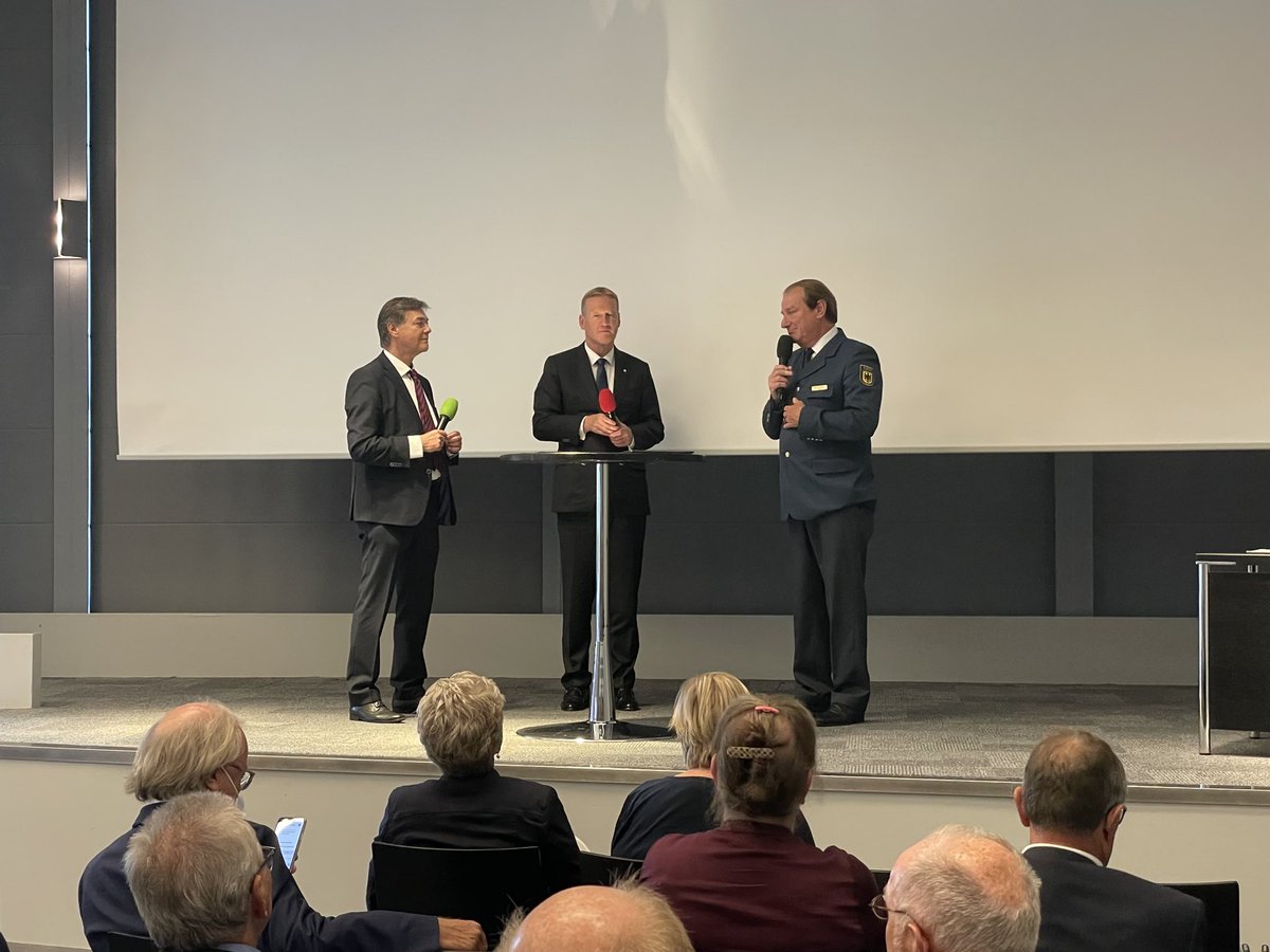 BBK_Bund's tweet photo. Spannende Podiumsdiskussionen bei der #Interschutz: Gerd Friedsam (@THWLeitung) & Christian Reuter (@roteskreuz_de) sprechen mit #RalphTiesler über #GeKoB & #Labor5000. Der #BBK-Präsident: "Im GeKoB muss eine Zusammenarbeit aller Partner stattfinden."
ℹ️: https://t.co/3SalsaXbg3 https://t.co/EW4dMkxebm
