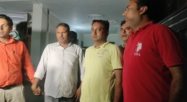 Aaj_samaaj's tweet photo. Karnal News : एक पटवारी सहित दो 30 हजार रुपये की रिश्वत लेते गिरफ्तार।
#haryana #takingbribe #patwariarrested #HaryanaStateVigilance
Read more.....https://t.co/5X5Y2LhGCD https://t.co/jTssRppSUG