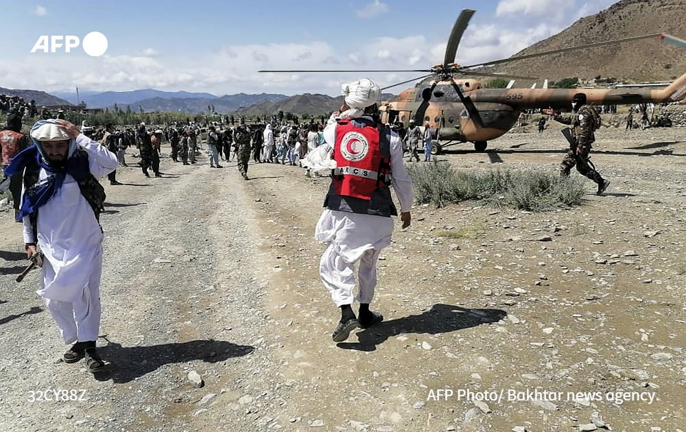 afpfr's tweet photo. [A LA UNE 12H] Au moins 920 personnes ont été tuées et 600 blessées dans un puissant séisme qui a frappé une zone frontalière isolée du sud-est de l'Afghanistan, dans la nuit de mardi à mercredi, selon les autorités, qui craignent que le bilan ne s'élève encore #AFP 1/5 https://t.co/L2Gyeb2gab