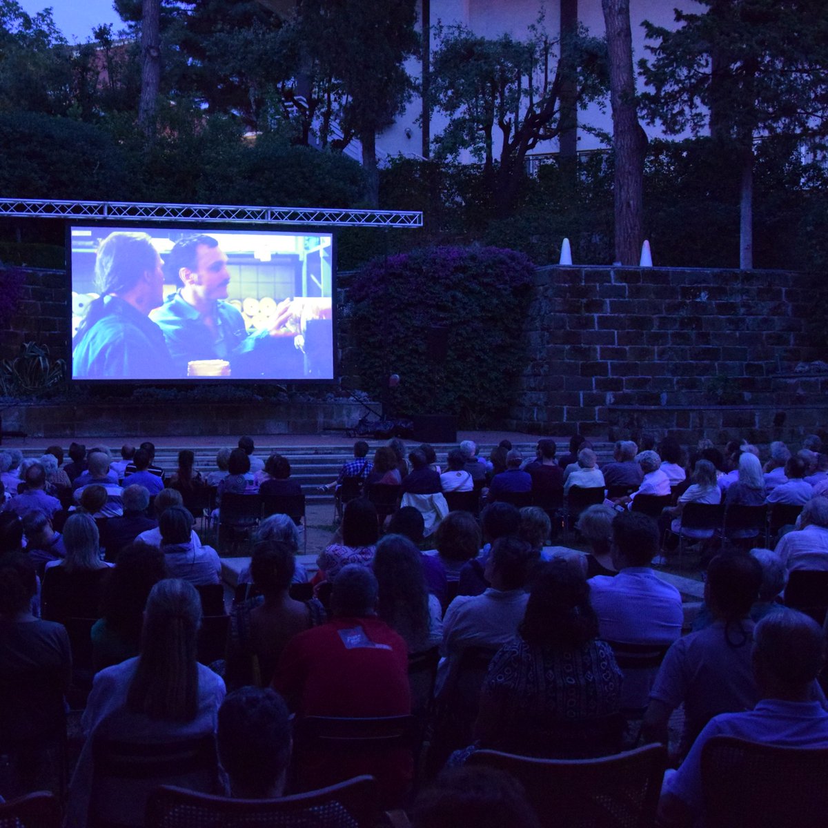 schnetzergeorg's tweet photo. Full house bei der Eröffnung der Filmreihe "Sotto le stelle dell'Austria" gestern Abend im Österreichischen Kulturforum Rom. 200 Besucher bei "Große Freiheit" von #SebastianMeise. Einführung mit @evasangiorgi, Direktorin der @viennale https://t.co/dg1Xwuoegw