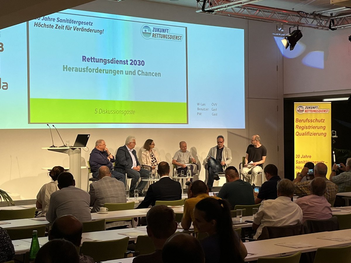 Spannende Diskussion zu den Herausforderungen un Chancen mit Blick auf den Rettungsdienst 2030 mit <a href="/RosoliSilvia/">Silvia Rosoli</a> (AK Wien), <a href="/a_huss1/">Andreas Huss</a> (ÖGK), Georg Leitner (Betriebsrat), Wolfgang Schreiber (ÖRK) und Erwin Feichtelbauer (BVRD.at) #zukunftrettungsdienst #20jahresang