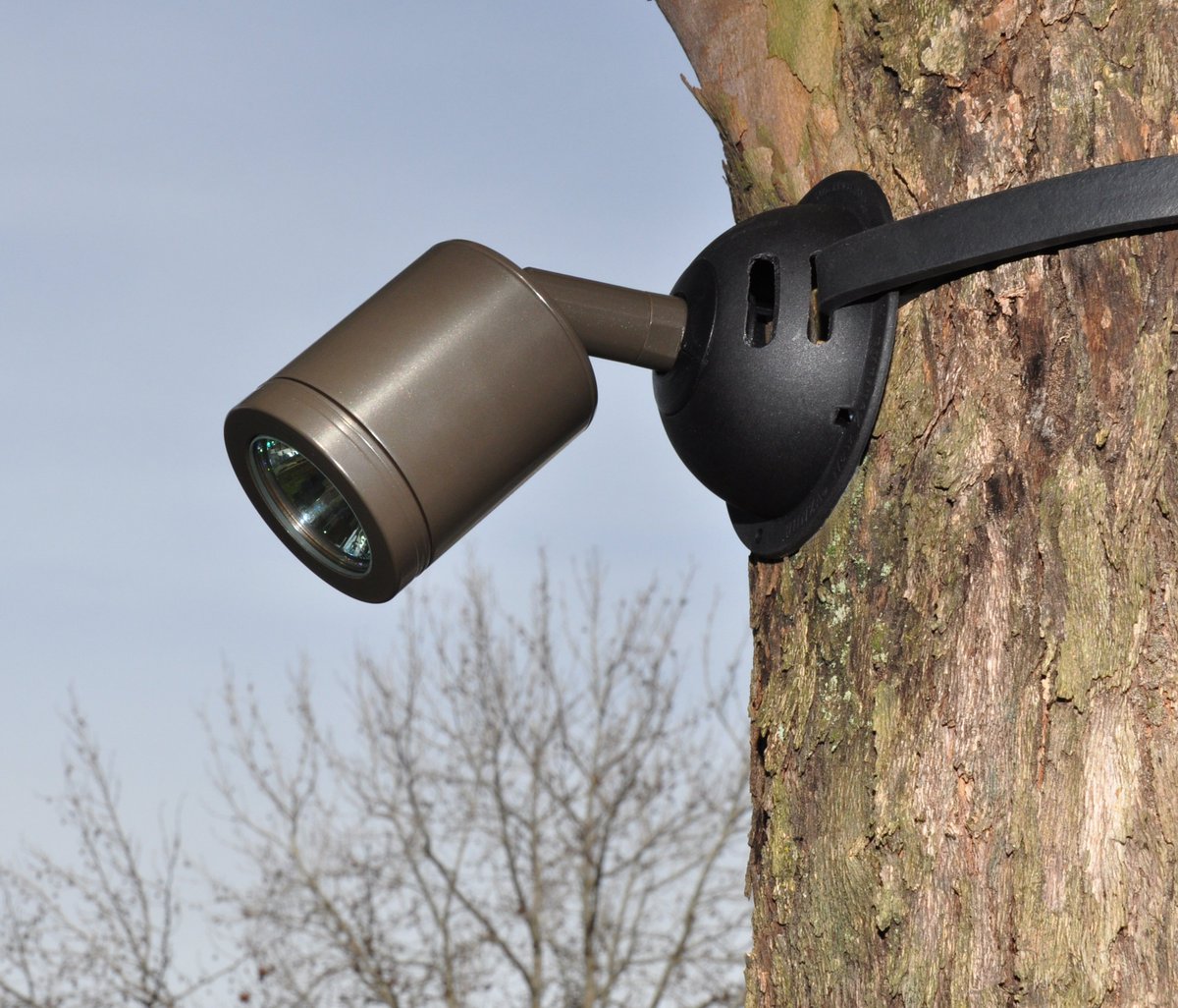 lightideas_'s tweet photo. The @hunzalighting Tree Mount Kit is used to mount the NPS Spot in trees to create mysterious, moon lighting effects.

One of the best things about this piece of kit, is it offers an option of an adjustable rubber strap, which expands as your tree grows!

https://t.co/vUo9Fdk8MR https://t.co/F1dD89h97b