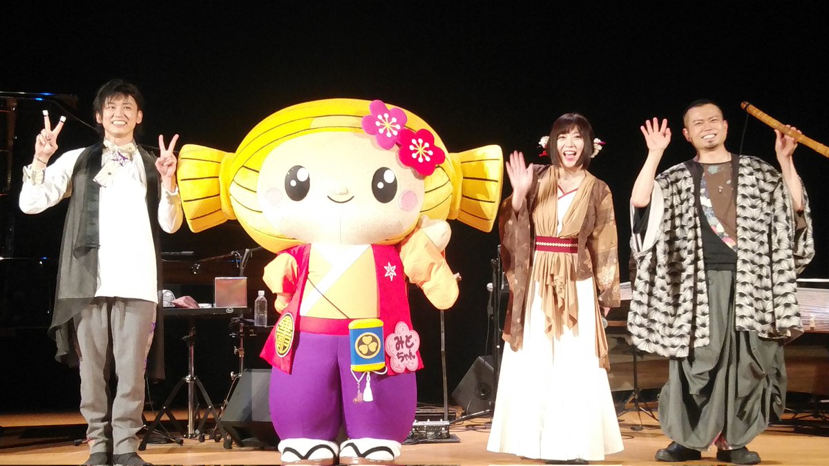 suga_numazu's tweet photo. #2022自分が選ぶ今年上半期の４枚
①旧・八重流も含め、べにグッズ初当選🙌🎊
②無理して行ったライブ、Q&amp;Aコーナーで事前送信の質問が拾われる😂
③ゆう子ソロライブでゆう子推しに囲まれるも自分が思ってた以上にハゲ散らかしてた😝
④その写真でご本人にも『ゆう子推しでしょ？』とイジられる😇 https://t.co/dgRVDYGRJa
