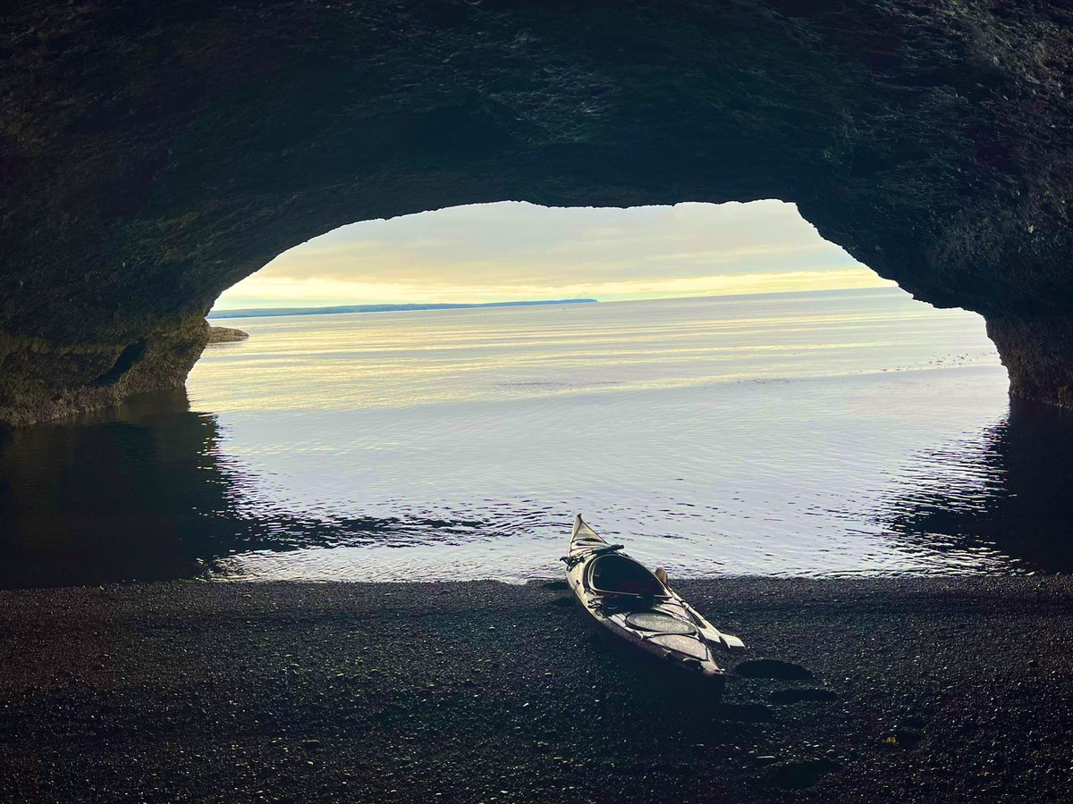 Uamh nan Dòbhrain a-raoir, oidhche air leth... 

#seakayak #ottercave #solstice #cave #eileanleòdhais #gàidhlig #sea #muir #kayak #westernisles #outerhebrides