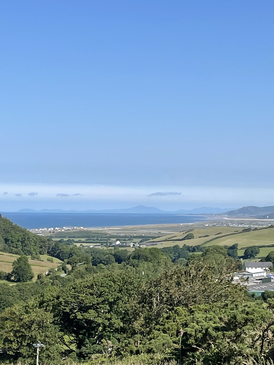 garden2_plate's tweet photo. Awesome early morning dog walk. Stunning views, you can almost see Snowdonia mountain range ๐๐ & all just behind our top field ๐๐ฑ #morningmotivation #morningwalks #dogwalks #lovewhereyoudwell #beforetheheat #gratitude #abundancemindset https://t.co/x78U3btmyc