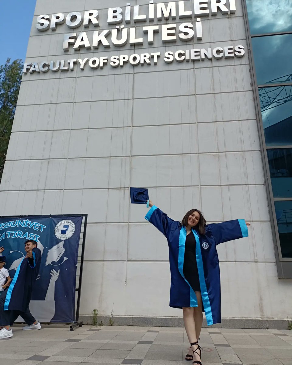 4 yıllık mükemmel serüvenin ardından bölüm birincisi, fakülte üçüncüsü oldum ben 🥺🥲✨🎓
İçimizdeki bu aşk hiç bitmesin 💐✨ 
Değerli hocalarım bizlere kattığınız her şey için sonsuz teşekkürler 💐 Sizler iyi ki varsınız ✨❤️
<a href="/GokceErturann/">Gökçe Erturan</a> 
<a href="/ynsarsln/">YUNUS ARSLAN</a> 
<a href="/dehunuk/">Deniz Hunuk</a> 
<a href="/hecinargur/">Halil Emre Çınargür</a>