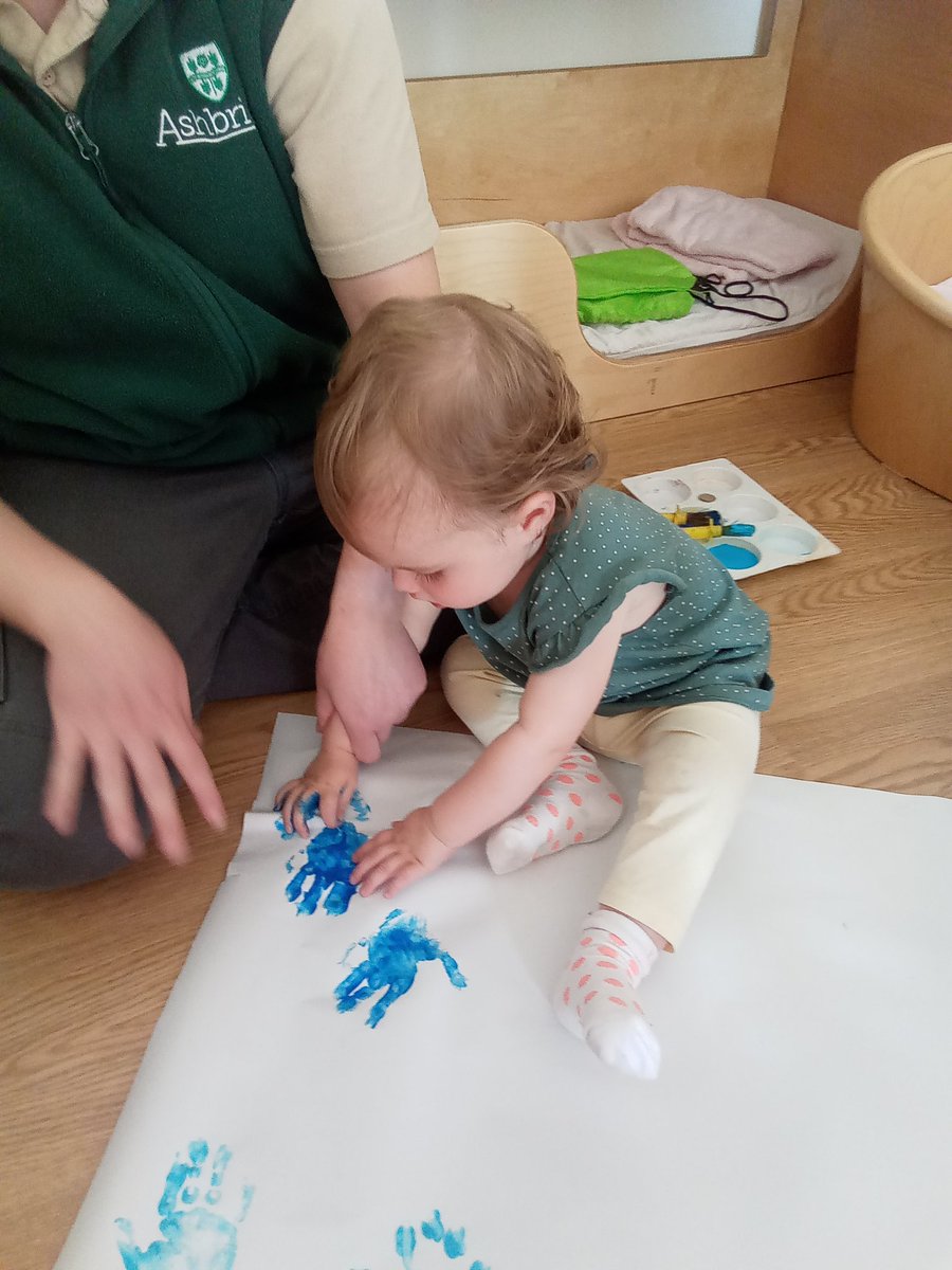 AshbridgeMaxy's tweet photo. We have been exploring colour in Snowdrops this week #Painting #Colourboxes #Exploringcolour https://t.co/cpVVcApITj