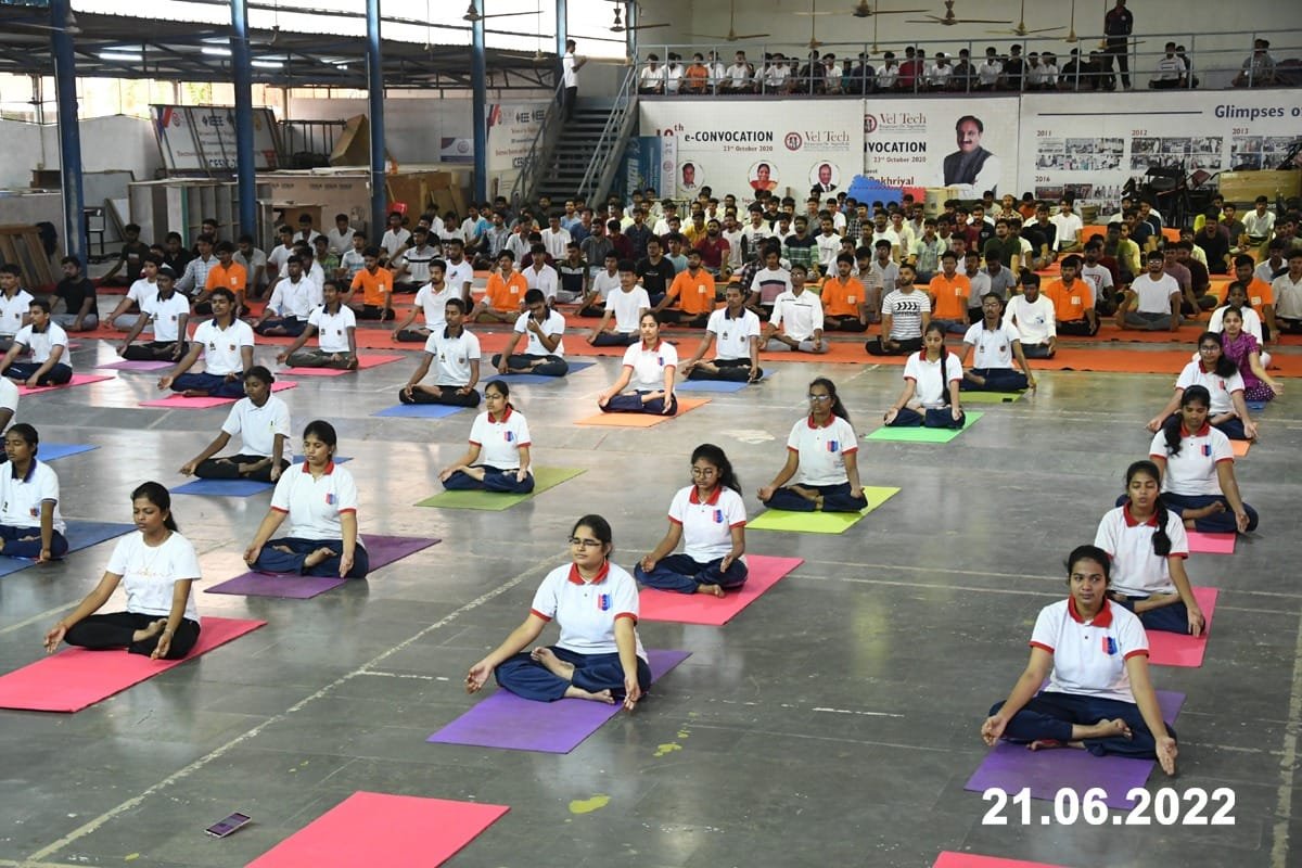 NccVeltech's tweet photo. #InternationalYogaDay 
#NCCforYoga 
#YogaForHumanity 
YOGA IS THE GATEWAY OF HAPPINESS THE BODY NEEDS IN DAILY LIFE..
@VeltechUnivers1 
@NccVeltech yoga day celebrations.
Let us make a habbit of practicing yoga and making our lives more healthy and happy https://t.co/EE1PbGMgIR
