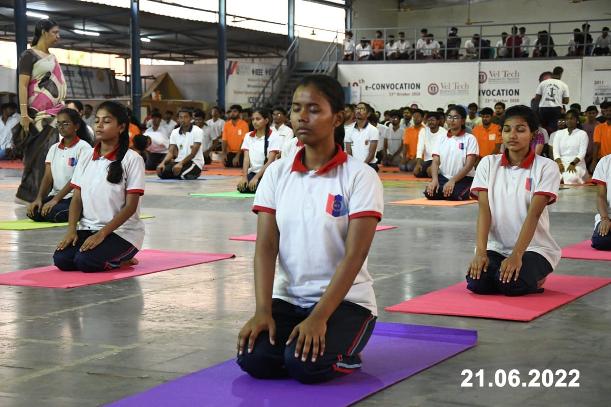 NccVeltech's tweet photo. #InternationalYogaDay 
#NCCforYoga 
#YogaForHumanity 
YOGA IS THE GATEWAY OF HAPPINESS THE BODY NEEDS IN DAILY LIFE..
@VeltechUnivers1 
@NccVeltech yoga day celebrations.
Let us make a habbit of practicing yoga and making our lives more healthy and happy https://t.co/EE1PbGMgIR