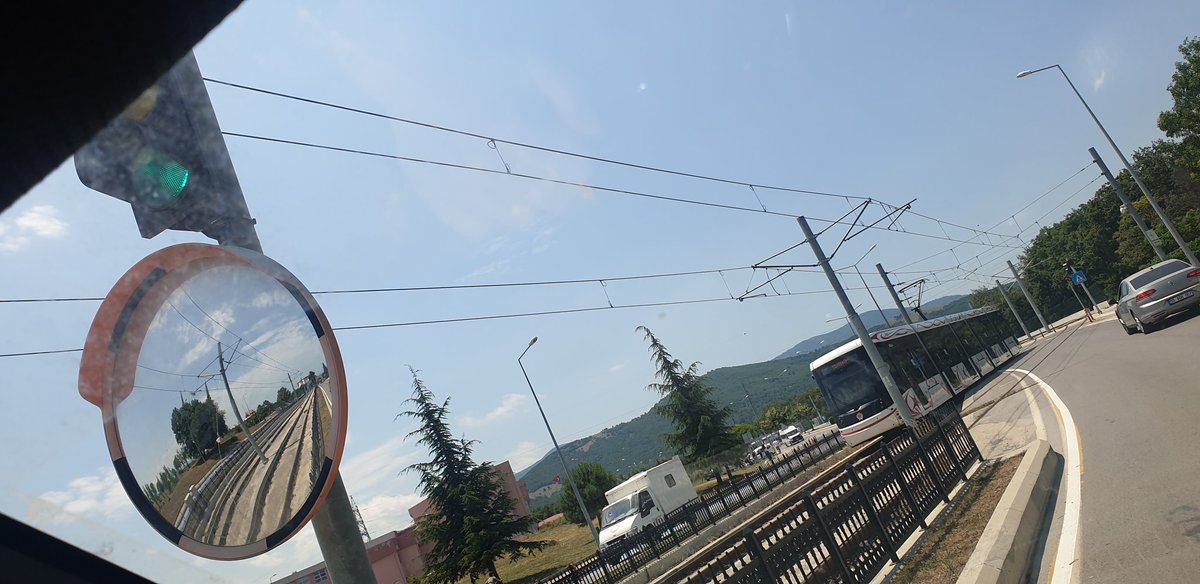 Yeşil ışık yanıyor ama tramvay geliyor!!! <a href="/samsunulasim/">Samulaş A.Ş.</a> <a href="/ondokuzmayisuni/">OMÜ</a>