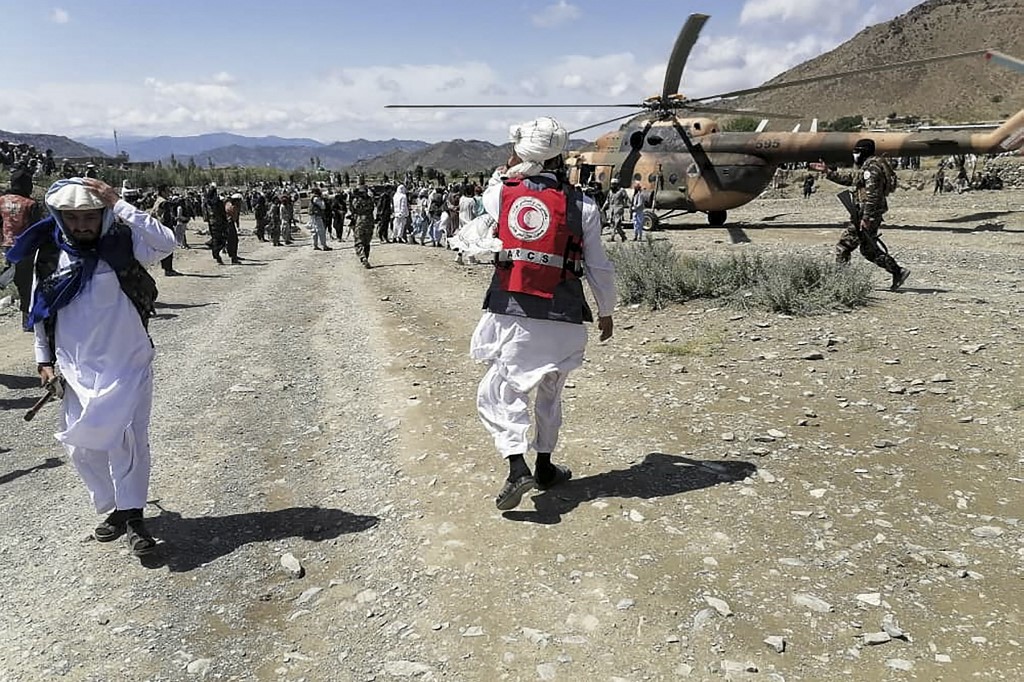 AT LEAST 920 people killed and more than 600 others injured in powerful earthquake in eastern Afghanistan, local emergency official says. bit.ly/3yaOvgp