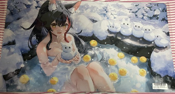 みおしゃのラバーマット届いた!!
泉パッパさいきょー
みおしゃさいこー
泉先生、みおしゃは最強かわいいのは当然ながら、背景がいい!!素敵!!
あと、自分の雪だるまじゃなくってフブちゃんの雪だるま持ってるのもてぇてぇ!! 