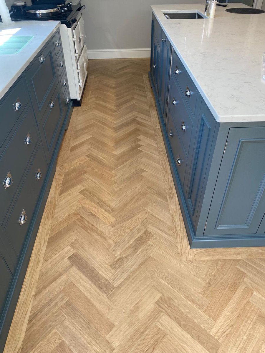 LecolNL's tweet photo. Visgraat vloer afgewerkt met EasyPrime en Supra😍

Easyprime is een aanzetvrije watergedragen isolerende grondlak voor vrijwel alle houtsoorten.

Supra is een extreem slijtvaste 2K waterlak met keramische deeltjes.

Meer weten over LOBA producten? Ga naar https://t.co/8QXtbAbDuw https://t.co/Tgx1nvwfv6