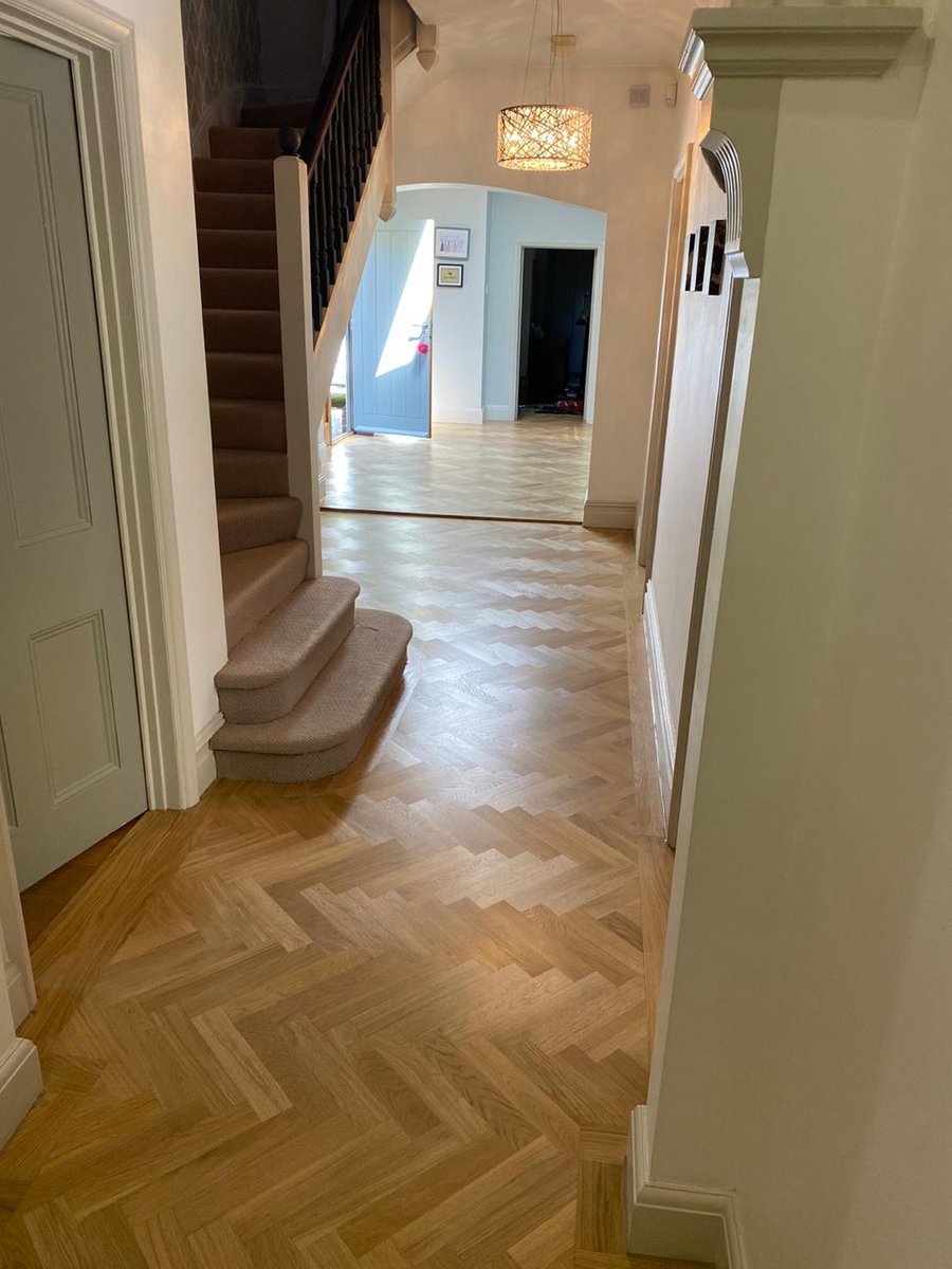 Visgraat vloer afgewerkt met EasyPrime en Supra😍

Easyprime is een aanzetvrije watergedragen isolerende grondlak voor vrijwel alle houtsoorten.

Supra is een extreem slijtvaste 2K waterlak met keramische deeltjes.

Meer weten over LOBA producten? Ga naar lecol.nl/loba/