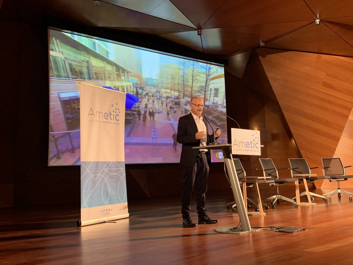 Javier Bau de Atos, presenta la solución Computer Vision que permite mejorar la experiencia del usuario que acude al estadio y convertirlo en un espacio más seguro y cómodo, así como analizar el comportamiento del fan y generar nuevos ingresos a las organizaciones.
<a href="/AMETIC_es/">AMETIC</a>