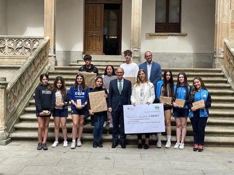 dipusalamanca's tweet photo. 🖇 Entregamos los Premios de los 📽 Videos #REGTSA, sobre recaudación de impuestos 🧮!
Los ganadores han explicado como los impuestos mejoran nuestra vida 🚰🧱🏗🎨🌲👩🏼🚒🧑🏼🔬👨🏻✈️👩🏻💻 https://t.co/46TyLPEM1C
