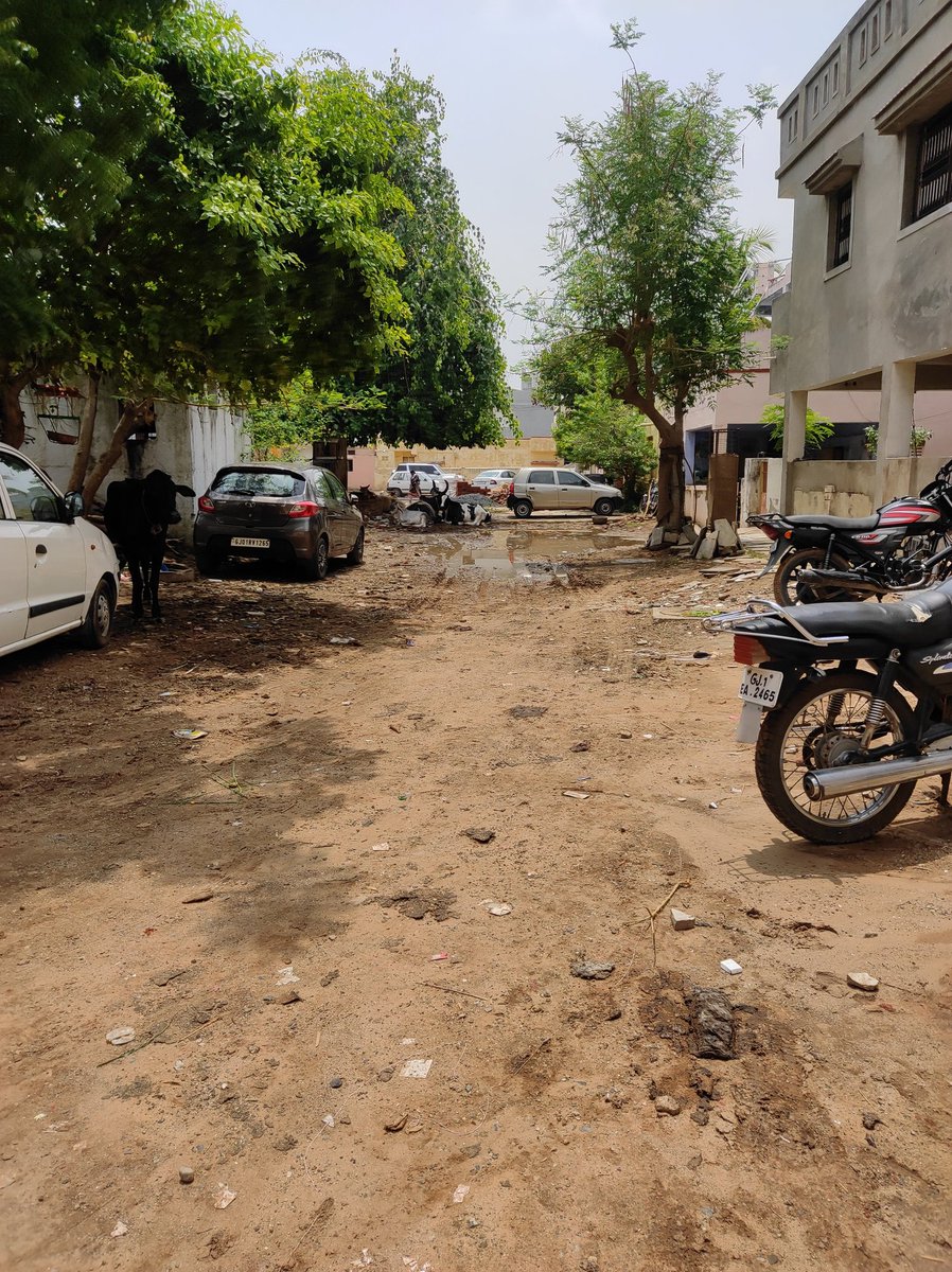 ritujain84's tweet photo. This is a shame, to satisfy a few in the Surajbagh Society, Dcabin, the internal roads are in such pathetic conditions. And there are tall claims of Swach Bharat, noone comes around here to even pick the garbage or clean the roads. 
#SwachhBharatMission #sanitation #roads https://t.co/COQItuKycz