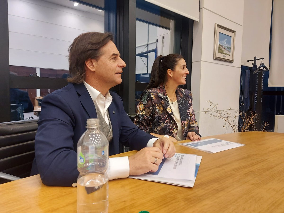 vuceUY's tweet photo. @vuceUY Se reunió con el Presidente @LuisLacallePou para tratar temas sobre la facilitación de comercio y la importancia de VUCE como herramienta clave para el desarrollo del país.

#Uruguay https://t.co/hS07bU7Hq7