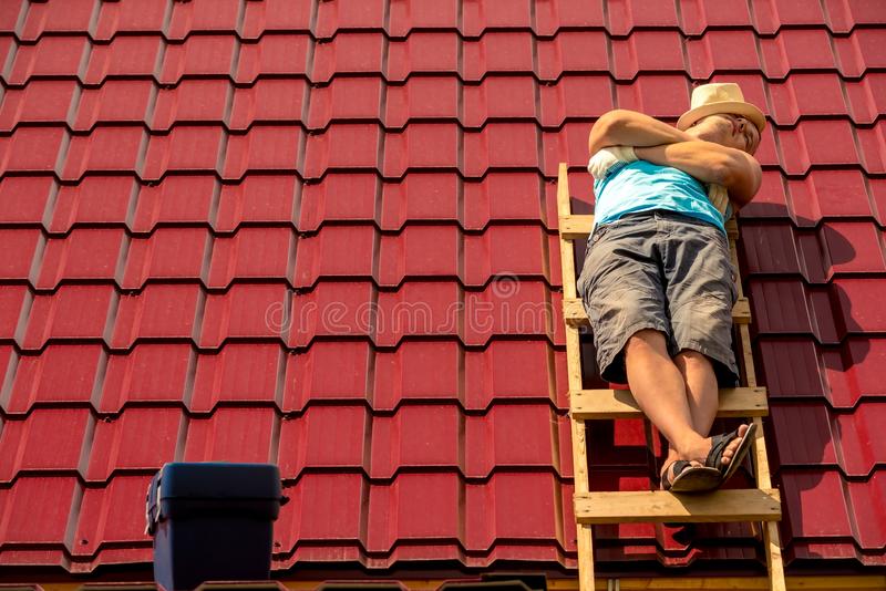 Working &amp; can't enjoy the weather like this guy? Make sure your wearing the right #workwear for the weather! #HiVisShorts #HiVisTShirts for #Builders, #LorryDrivers, #LandscapeGardeners &amp; #PaintersandDecorators Call 08000239290 workwearprodirect.com/categories/hi-… #heatwave #toohottowork