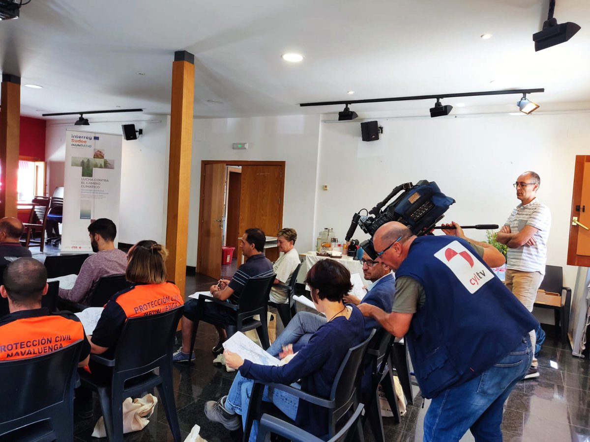 ClusterAeice's tweet photo. 📢 ¡Taller de #inundaciones en marcha! Ya estamos a tope con el proyecto #INUNDATIO en @aytonavaluenga aprendiendo técnicas de 🧐 reconocimiento de los factores que las provocan y cómo prevenirlas... #AcciónSocial para concienciar en situaciones de riesgo 👌
#Navaluenga @Sudoe5 https://t.co/ydwoaCLzLt