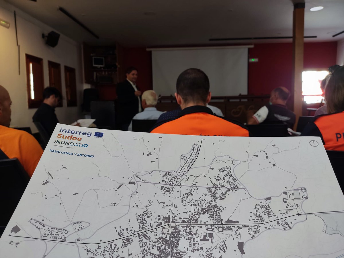 ClusterAeice's tweet photo. 📢 ¡Taller de #inundaciones en marcha! Ya estamos a tope con el proyecto #INUNDATIO en @aytonavaluenga aprendiendo técnicas de 🧐 reconocimiento de los factores que las provocan y cómo prevenirlas... #AcciónSocial para concienciar en situaciones de riesgo 👌
#Navaluenga @Sudoe5 https://t.co/ydwoaCLzLt