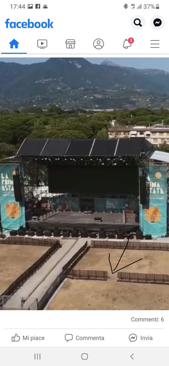 sylnova's tweet photo. @duranduran @La_Prima_Estate  Are you serious? An empty highway in the middle and fans jammed at the sides of the stage? That’s ridiculous!!! 🤬How fun must be playing in front of an empty space… https://t.co/fnRhrygnqu