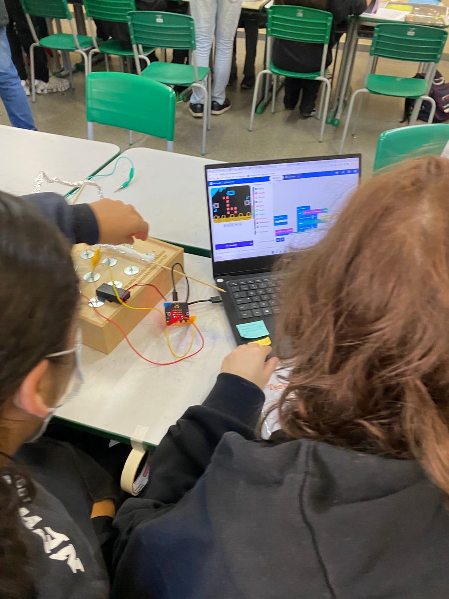 4Escola's tweet photo. Ontem aconteceu o segundo encontro do projeto Meninas em foco. São turmas mistas que estão conhecendo a programação em blocos usando a plataforma @msmakecode e a placa #microbitV2 #trilhatech #meninasemfoco #institutocatalisador #escola4pontozero #BNCC https://t.co/ASZyc37IUH