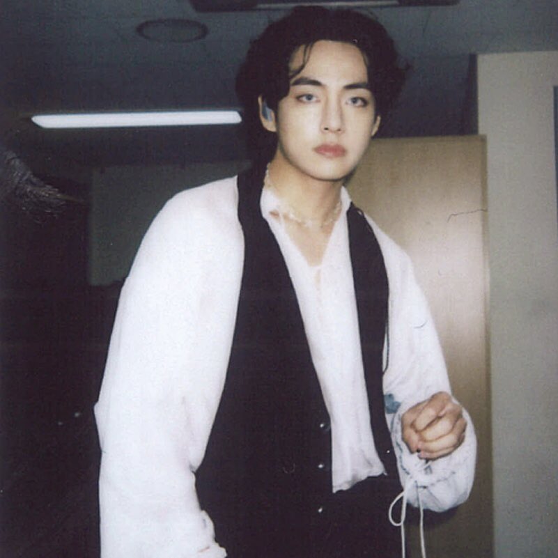 amorekuk's tweet photo. #taekookau 

"Hyung, you're home. You're safe," his beloved whispers against his ear, tone soft and soothing.

or an au wherein after living a thousand years as a vampire, Taehyung still gets flashbacks of the war where he lost both his friends and faith in humanity. https://t.co/5ZtvHF5npb