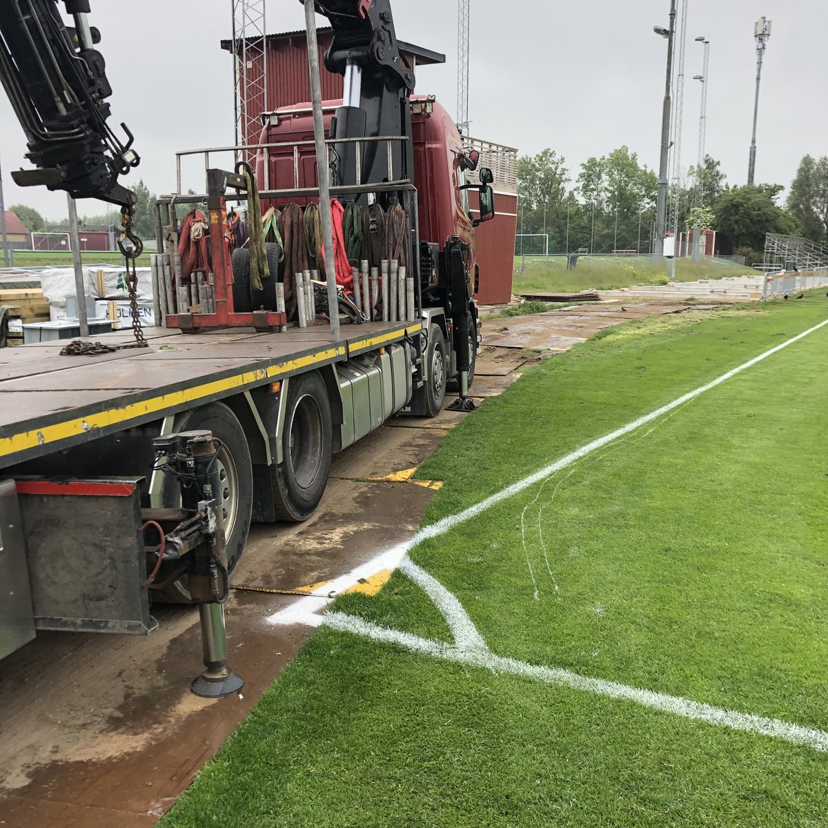 Vi är mycket tacksamma för allt som Lunds kommun gör för vår förening. De bygger ny läktare och skyddar gräset genom att lägga ut plåtar. De kritar vår plan inför kvällens match mot IFK Malmö. Det finns dock vissa indikationer på brister i den interna kommunikationen.