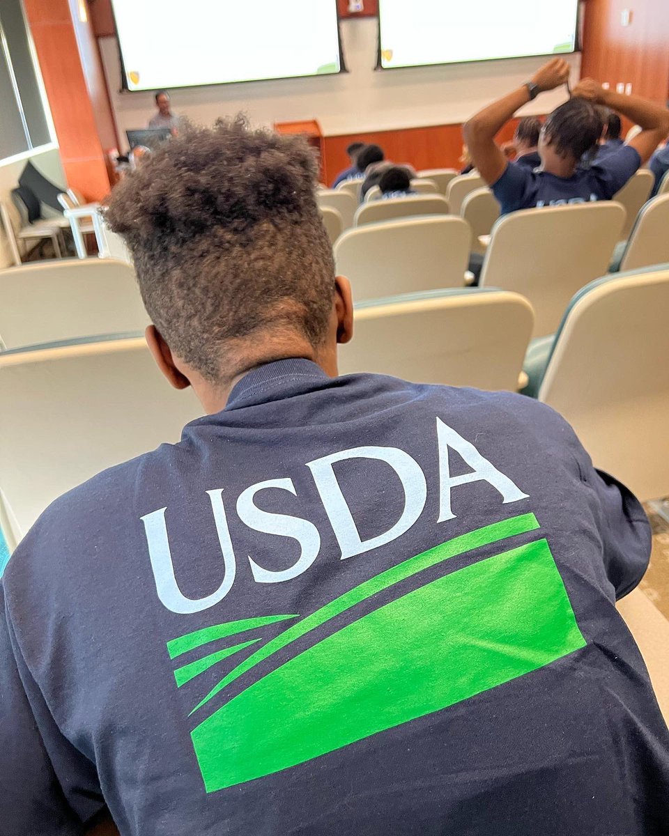 CleanerFoods's tweet photo. Hello #ParkHeights… ❤️🖤💚 your #JuniorFarmers are enrolled in the USDA  #agdiscovery so we pulled_up on them to greet the #youngSQUAD and #build_a_vibe 🤩
SUPPORT URBAN FARMERS • SEE YOU AT THE MARKET!!
👩🏿‍🌾🌶🫑🍉🥝🍒🥒🌺🍷👩🏿‍🍳

#blackgirlmagic #supporting #blackmen #growfood 🥰 https://t.co/4BiMuIBANN