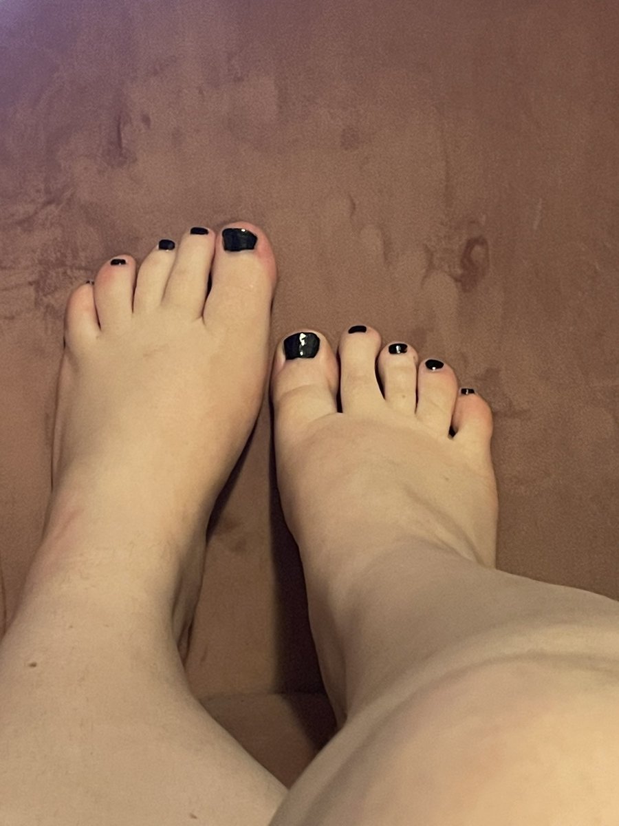 MissSwitch90's tweet photo. Something about black nail polish just makes me feel sexy! #feet #blacknails #cutetoes #feetpictures #onlyfansgirl https://t.co/9sdWssHmDb