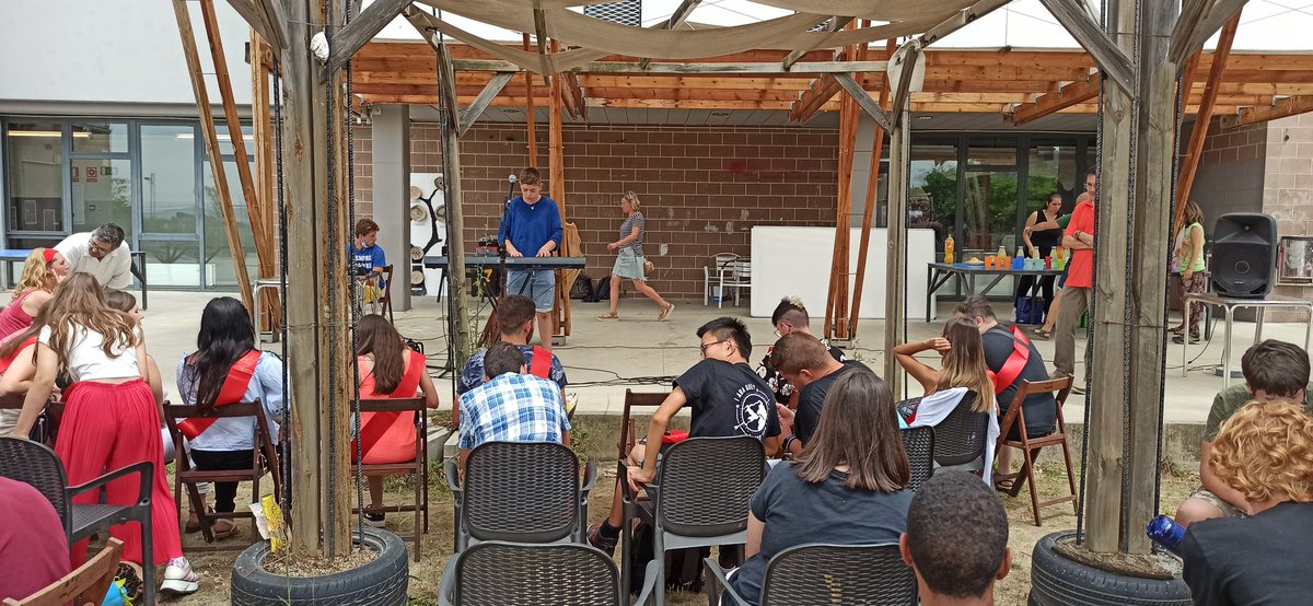 INS_Pla_Marcell's tweet photo. Graduació de la segona promoció de l'#ife que acomiadem. Són uns i unes superprofessionals i ho faran molt bé. Molta sort!!!! Sempre us tindrem presents. @SSTTMVO @ajcardedeu #ifepower https://t.co/96gPQ2OO1j