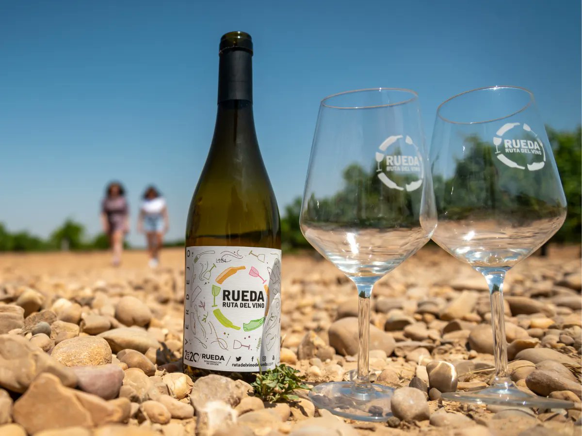 BodegaEresma's tweet photo. 🍇💚 ¿Sabías que la añada 2️⃣0️⃣2️⃣1️⃣ del vino que representa a la @RutaVinodeRueda lo elabora Bodegas Eresma - La Soterraña?
💻 En nuestra página web puedes ver mas información sobre ello:
👉 https://t.co/fzqW7nEK5s
#Vino #Verdejo #RVRueda https://t.co/XLGzmn07KR