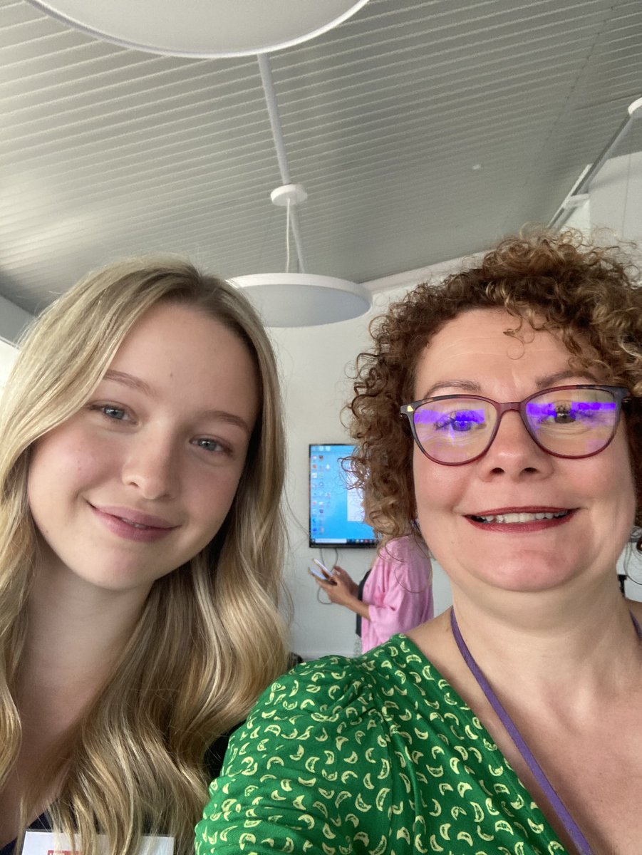 TuckeyMandy's tweet photo. Fantastic to meet my coachee at the student leadership programme at UWE Bristol and got to hold an Olympic gold medal!! @HSW_SHLP @carrie_biddle @VickyXGill @Andrea_Morgan2 https://t.co/BNZSTibvAj