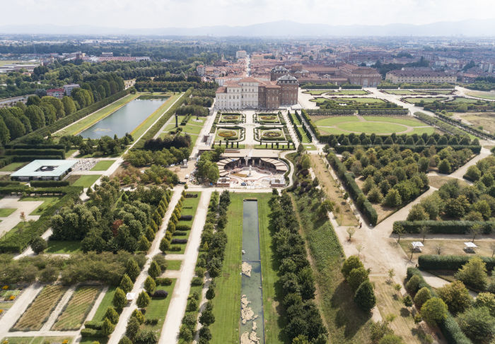 RottasuTorino's tweet photo. Un restauro attento, che tiene ben separati esistente e memoria di quello che è andato perduto, ha restituito alla Reggia di Venaria uno dei suoi padiglioni barocchi più spettacolari, la Fontana dell'Ercole Colosso. Imperdibile! 😍
https://t.co/wV9mhkPFDQ https://t.co/hGTlLC7j60