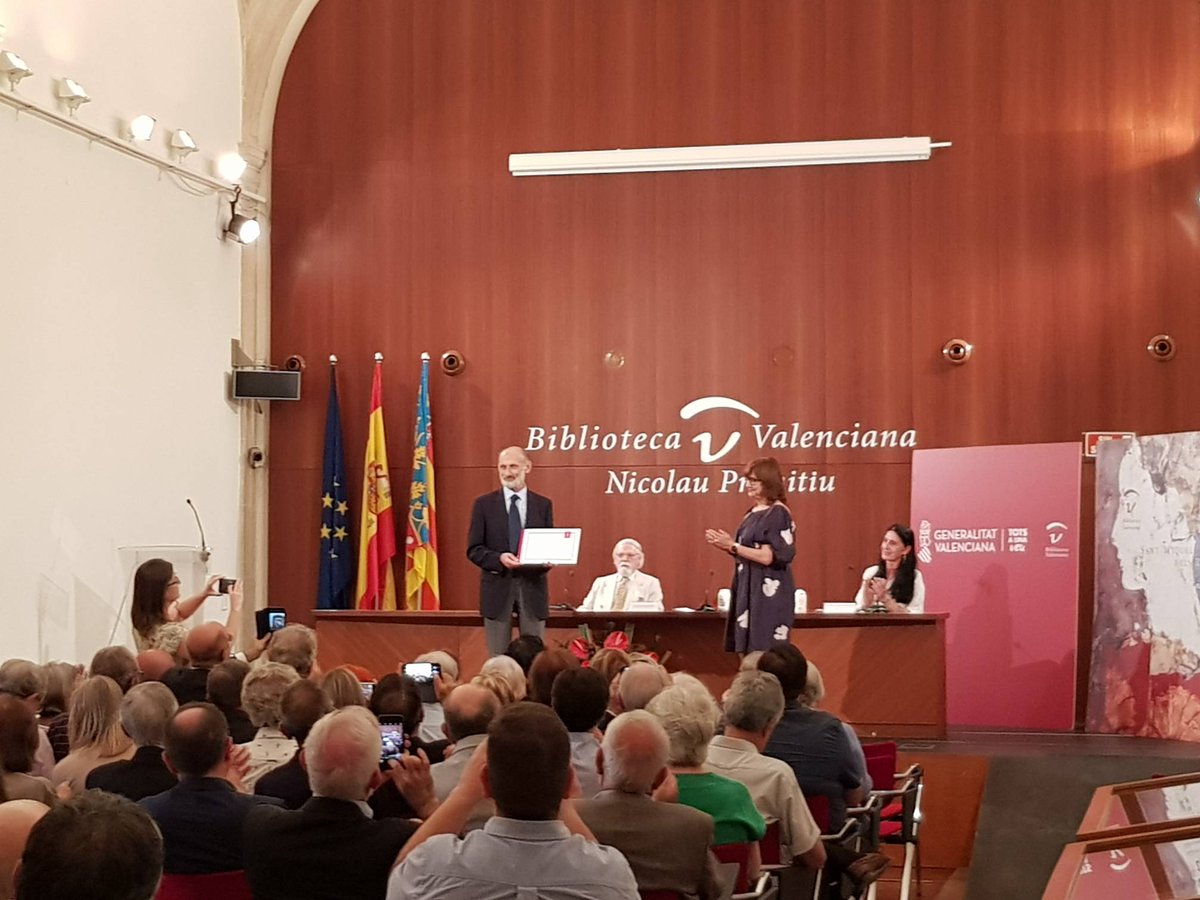 FundacionETNOR's tweet photo. 🥳⭐ #JesúsConill recibe el premio #Lluís #Guarner por "su contribución en la construcción de una sociedad en la que la ética sea un elemento esencial"
Enhorabuena querido fundador, patrono y maestro!!! 💫👏 https://t.co/j5uYNM02Wn