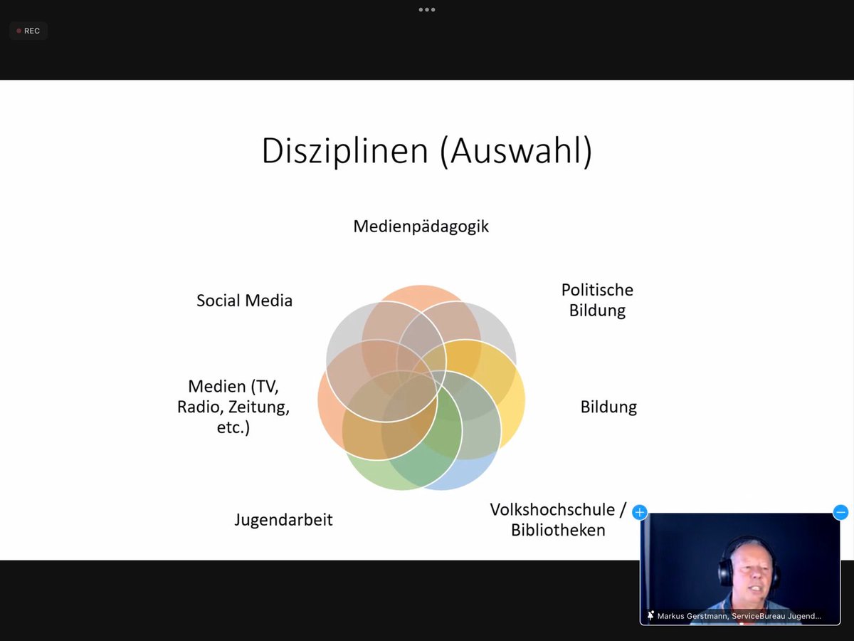 GMKnet's tweet photo. Medienpädagoge Markus Gerstmann fordert einen #multiprofessionellen Ansatz, der verschiedene Disziplinen wie #Medienpädagogik, #politischeBildung, #Jugendarbeit, #SocialMedia und viele mehr miteinander verbindet. 
#Fachtag #interdisziplinär #gegenFakeNews https://t.co/t1YVlXA38R