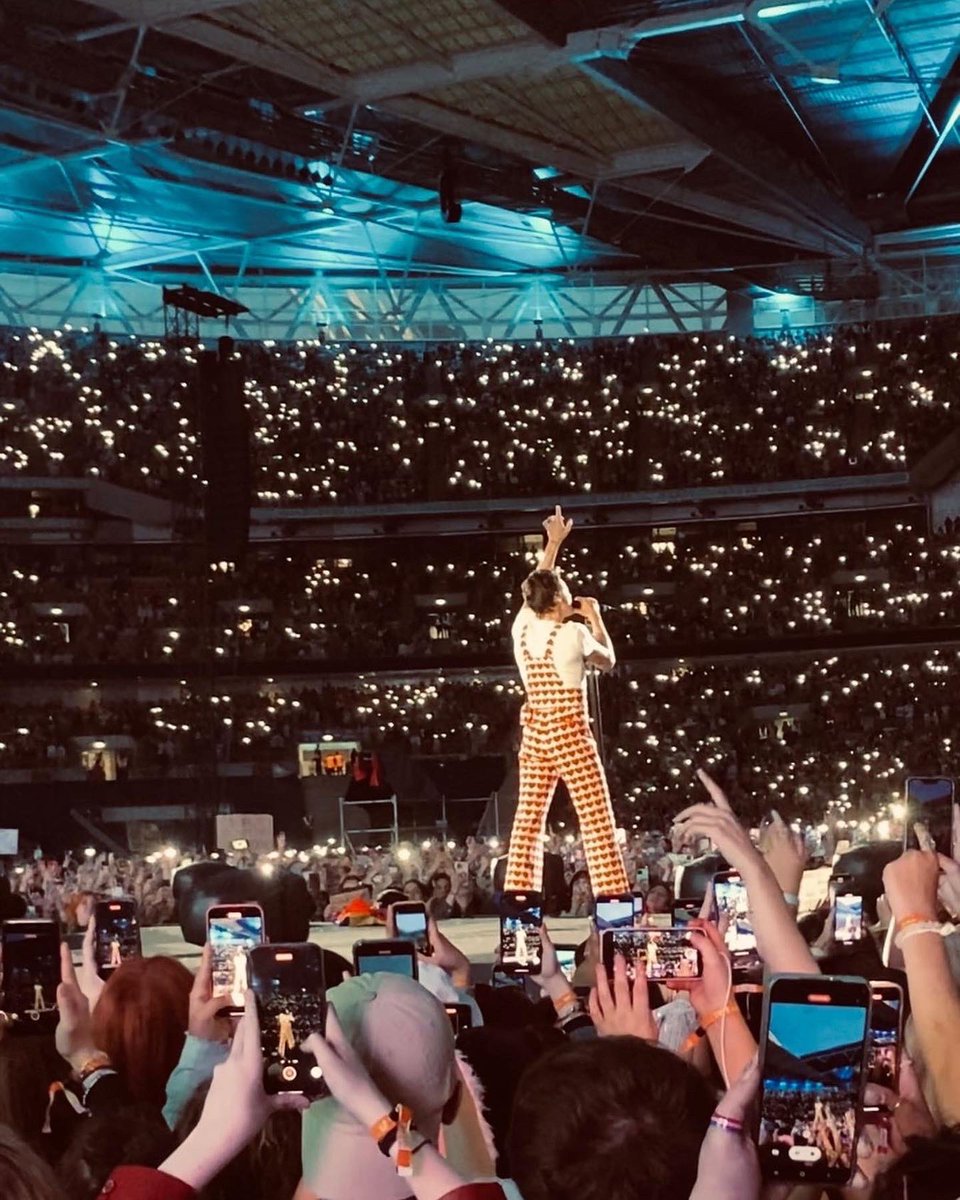 ChelseaWhatling's tweet photo. You got me cursing the daylight ..

@Harry_Styles @HSHQ #HarryStyles #HarrysHouse #hslot #hslotwembley https://t.co/KPBOVqhwG6