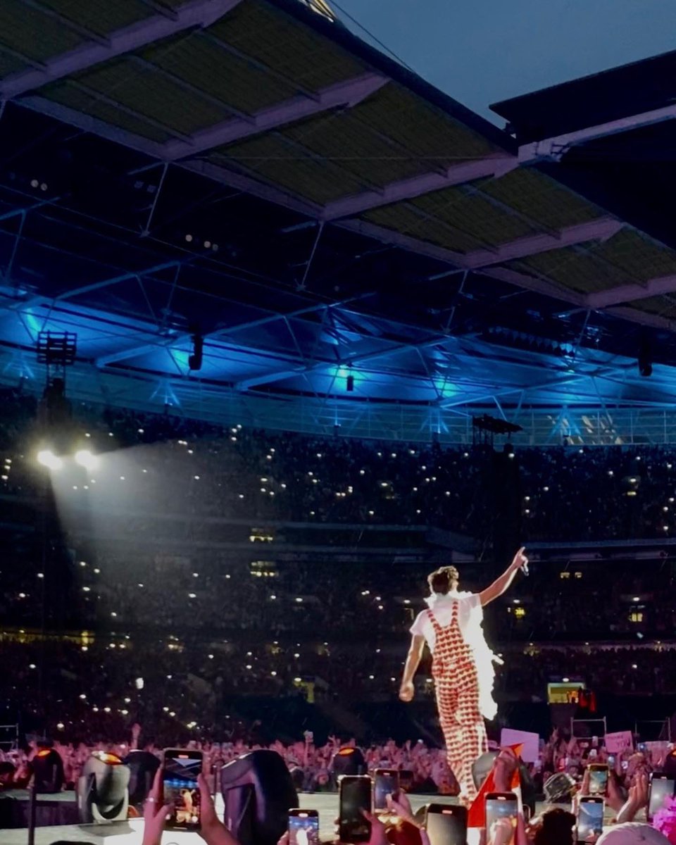 ChelseaWhatling's tweet photo. You got me cursing the daylight ..

@Harry_Styles @HSHQ #HarryStyles #HarrysHouse #hslot #hslotwembley https://t.co/KPBOVqhwG6