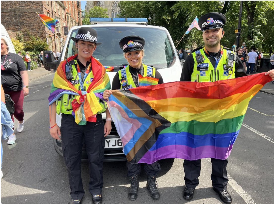 unionkilt's tweet photo. This is EMBARRASSING for the 🤡s in the picture,the police force yes FORCE,and the people of the UNITED KINGDOM OF GREAT BRITAIN AND NORTHERN IRELAND https://t.co/5A10b27at4