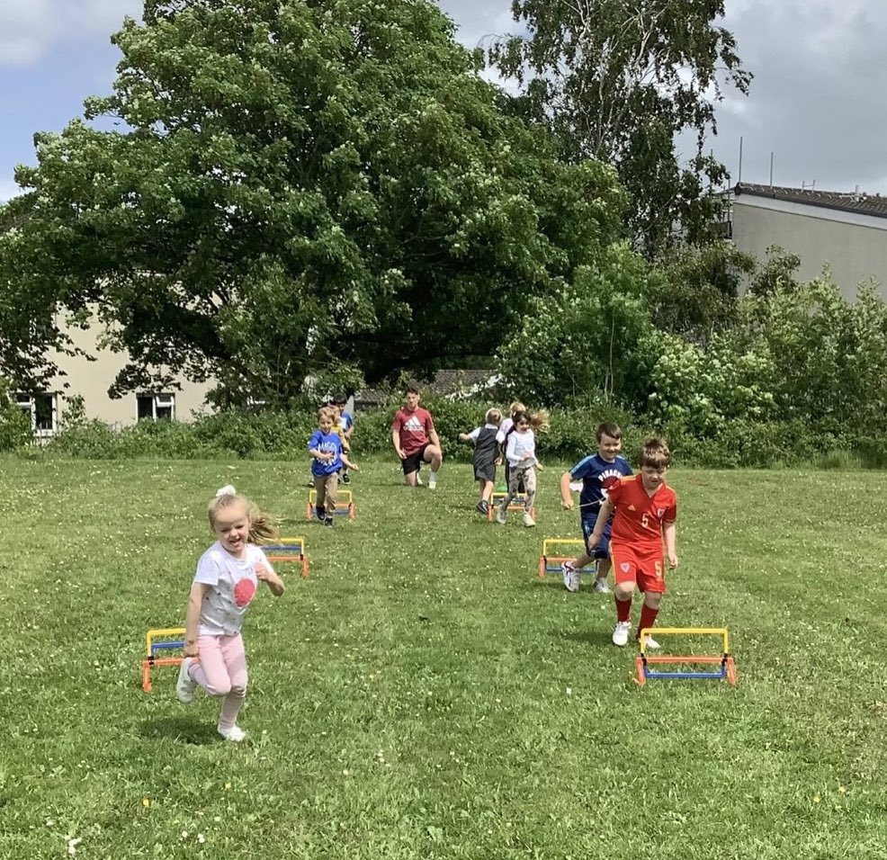 Springwood_Prm's tweet photo. Year 1 have been exploring hurdles in PE this week 🏃‍♀️🏃‍♂️ #springyear1 #springhealthandwellbeing https://t.co/nKEB2k0rLj