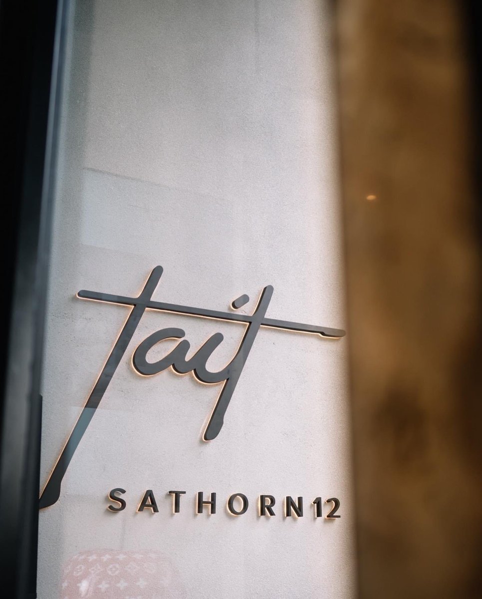 raimonland's tweet photo. “LIVE THE ICONIC LIFE”

Tait Sathorn 12 (เทตต์ สาทร ทเวลฟ์) คอนโดมิเนียม High-rise ระดับลักซ์ชัวรี่ใจกลางสาทร ซอย12 สูง 40 ชั้น จำนวน 231 ยูนิต ใกล้ BTS เซนหลุยส์ เพียง 180 โดดเด่นของ Iconic Slope และเป็นโครงการที่สามารถเลี้ยงสัตว์ได้

Register Now! 
02-029-1888 
#RaimonLand https://t.co/I0tQnXpFgd